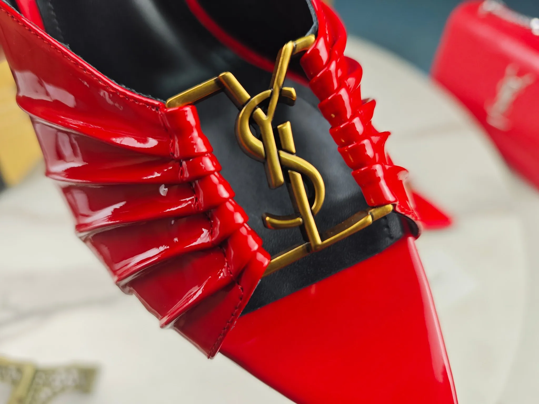 👟👟Ex-factory price 520👟👟 【Saint Laurent】Yves Saint Laurent, stiletto heel YSL sandals💃2024 early autumn counter synchronized with the latest styles, YSL, decoration👠 Classic and high-quality glamorous masterpieces, the hottest spring and summer series in the counter, with temperament, fashion, classic and attractive design style 😌The on-foot effect is particularly beautiful〰️, the material is imported from Italy, small black cow, imported black patent leather, lining, and foot pads; sheepskin, heel height, stiletto 9cm, size 35-41 (34.41.42 must be customized, non-returnable) outsole; imported genuine leather outsole, complete with counter packaging